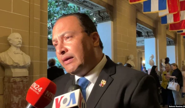 Mario Búcaro Flores, ministro de Relaciones Exteriores de Guatemala, habla con la prensa sobre los centros de procesamiento para migrantes durante la Asamblea General de la OEA en Washington el 22 de junio de 2022.