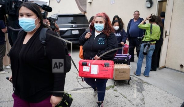Funcionarios del servicio público de Operaciones de Emergencias del Condado Los Ángeles salen de la Iglesia católica croata de San Antonio, en Los Ángeles, tras evaluar a varios migrantes alojados en la ciudad el miércoles 14 de junio de 2023.