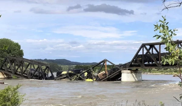 Vagones de un tren de carga están semisumergidos en el río Yellowstone tras derrumbe de puente cerca de Columbus, Montana, sábado 24 de junio/2023.