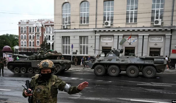 Miembros del grupo privado de Wagner están desplegados en una calle cerca de la sede del Distrito Militar del Sur en la ciudad de Rostov-on-Don, Rusia, el 24 de junio de 2023. REUTERS/Stringer