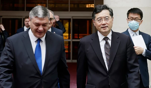 En esta fotografía publicada por el Ministerio de Relaciones Exteriores de China, el ministro de Exteriores chino Qin Gang, camina junto al viceministro de Exteriores ruso, Andrei Rudenko, en Beijing, el domingo 25 de junio de 2023.