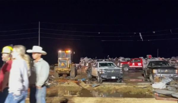 En esta imagen tomada de un video proporcionado por KAMC/KLBK, personas observan los escombros en Matador, Texas, el miércoles 21 de junio de 2023, luego de que las tormentas atravesaran el área.