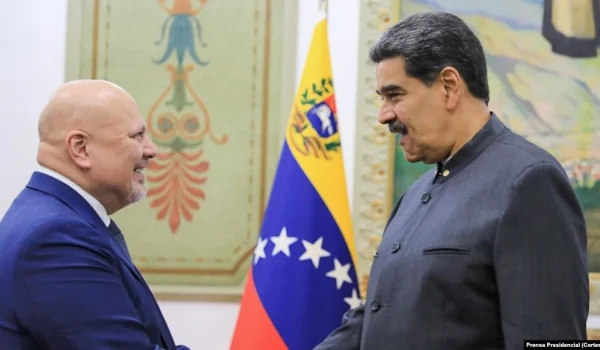 El fiscal de la Corte Penal Internacional, Karim Khan, saluda al presidente Nicolás Maduro en el Palacio de Miraflores, el 8 de junio.