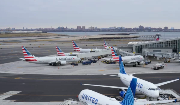 ARCHIVO: Aviones en una terminal del aeropuerto de LaGuardia, en Nueva York, el 11 de enero de 2023.