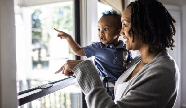 Getty Images Hablar con lo niños desde temprana edad puede ayudarlos a la hora de aprender a hablar o escribir.