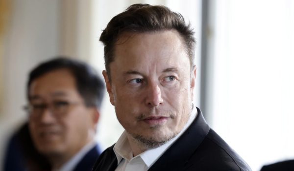 EPA Musk y sus seguidores dicen que simplemente están "haciendo preguntas" o "desafiando la narrativa tradicional".