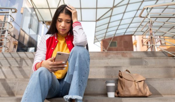 Getty Images Las chicas están expuestas en las redes a mayor contenido sexista.