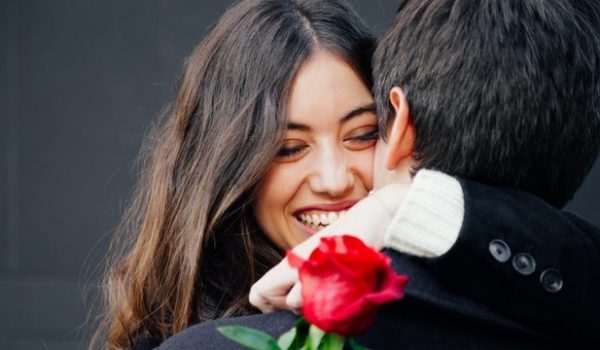 Getty Images Los regalos excesivos pueden ser un síntoma de 'love bombing'.