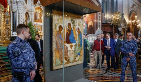 Reuters La pintura de La Trinidad está en una vitrina en una catedral en Moscú