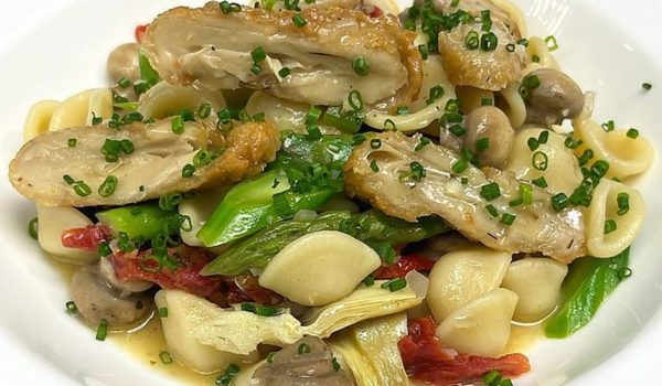 BBC Los comentarios de los clientes sobre el pollo cultivado han sido "fenomenales", según el dueño del restaurante.