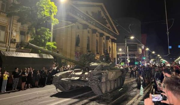 Reuters Miembros del grupo de mercenarios Wagner abandonan las instituciones militares en Rostov del Don, donde habían tomado el control.