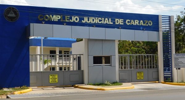 Jinotepino encañona con fusil AK-47 a su hija y a su pareja