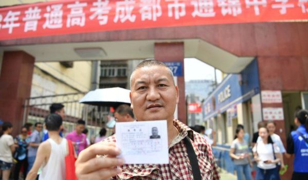 Getty Images Liang Shi, fotografiado aquí en 2018, ha intentado aprobar los exámenes docenas de veces desde 1983.
