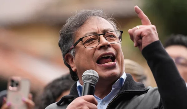 El presidente de Colombia, Gustavo Petro, habla con sus partidarios durante un mitin, en Bogotá, Colombia, el miércoles 7 de junio de 2023.