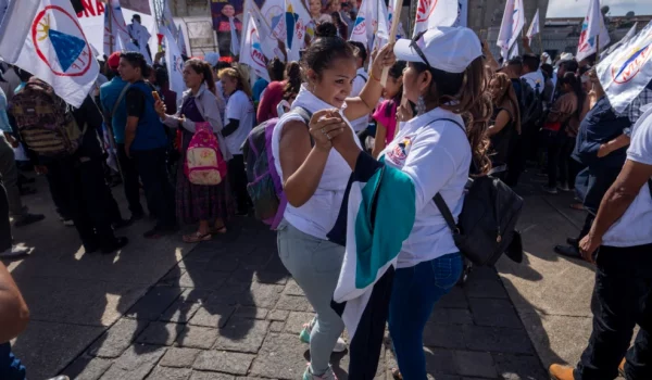 Simpatizantes del Movimiento para la Liberación del Pueblo (MLP) de Guatemala en un acto de fin de campaña presidencial en la Ciudad de Guatemala, el 22 de junio de 2023.