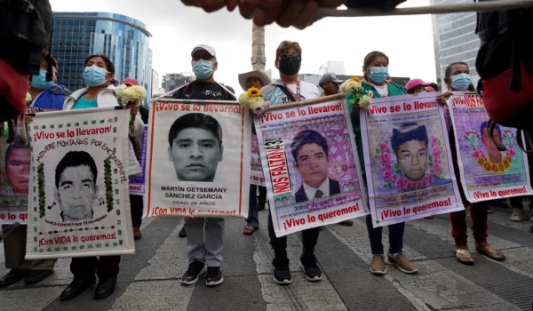 ARCHIVO - Familiares y compañeros de clase de los 43 estudiantes de colegio desaparecidos de Ayotzinapa marchan en Ciudad de México el 26 de septiembre de 2022 en el aniversario de la desaparición en Iguala, en el estado de Guerrero.