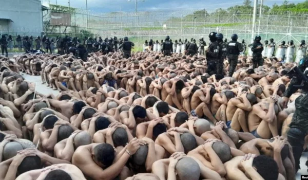 Miembros de la Policía Militar del Orden Público custodian a pandilleros luego de que las Fuerzas Armadas tomaran el control de los penales a nivel nacional como parte del operativo "Fe y Esperanza", en esta foto del folleto divulgada el 26 de junio de 2023.