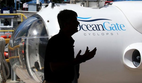 Getty Images El presidente de OceanGate, Stockton Rush, frente a uno de los submarinos de la empresa.