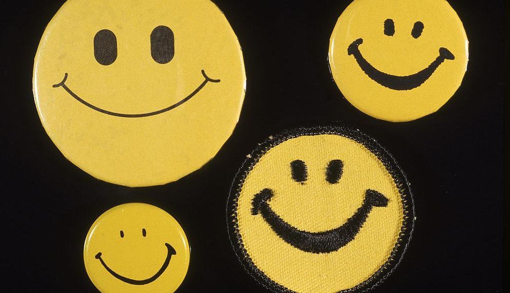 Getty Images Distintas chapas de la carita feliz que circulaban en los años 70. La de abajo a la izquierda es muy similar al original de Harvey Ball.
