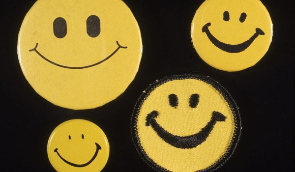 Getty Images Distintas chapas de la carita feliz que circulaban en los años 70. La de abajo a la izquierda es muy similar al original de Harvey Ball.