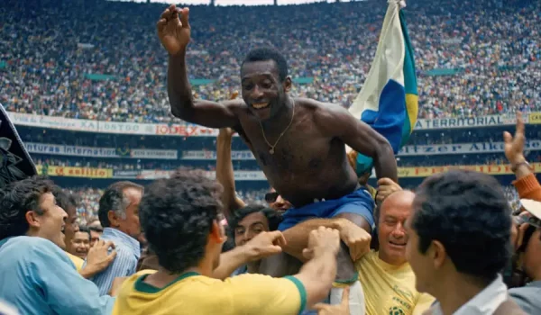 Pelé es campeón del mundo con Brasil en el Mundial de México 1970 en el Estadio Azteca de la Ciudad de México. Junio 21 de 1970