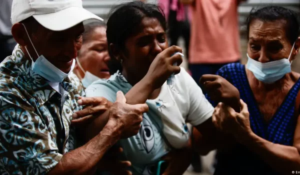 En la imagen, una familiar de una de las internas de la cárcel de Támara llora tras la tragedia.