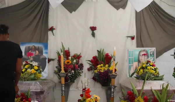 Los ataúdes de Maribel Euseda (izquierda) y su hija Karla Euseda se muestran durante su velatorio en Tegucigalpa. Ambas fallecieron en la tragedia carcelaria.