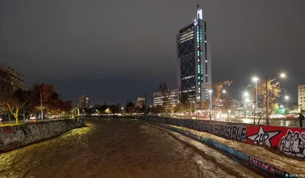 El río Mapocho, que atraviesa de este a oeste Santiago de Chile, desde hace años como un simple hilo de agua, bajaba bravo y desbordado el pasado jueves, en una imagen que no se veía en veinte años. (23.06.2023)