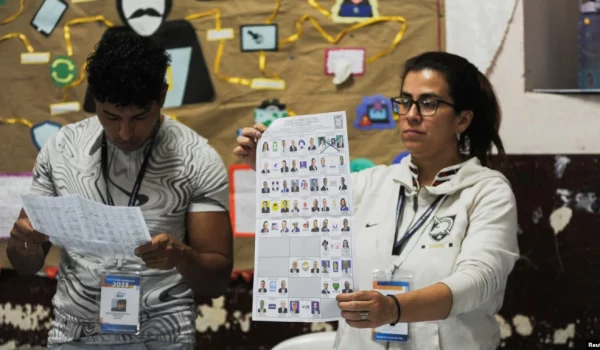 Una funcionaria electoral sostiene una boleta marcada mientras cuentan las boletas en un colegio electoral durante la primera vuelta de las elecciones presidenciales de Guatemala, el 25 de junio de 2023. REUTERS/Cristina Chiquin