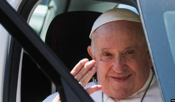 El papa saluda desde un auto tras salir del hospital policlínico universitario Agostino Gemelli en Roma, el 16 de junio de 2023, nueve días después de someterse a una operación abdominal.
