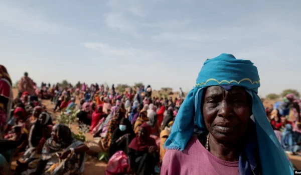 ARCHIVO: Halime Adam Moussa, un sudanés que busca refugio en Chad por segunda vez, espera con otros refugiados para recibir una porción de alimentos del Programa Mundial de Alimentos (PMA), cerca de la frontera entre Sudán y Chad en Koufroun, Chad, el 9 de mayo de 2023.