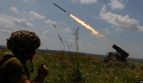 Soldados ucranianos disparan un sistema de cohetes BM-21 Grad contra las tropas rusas en la región de Zaporinyia, el 25 de junio de 2023.