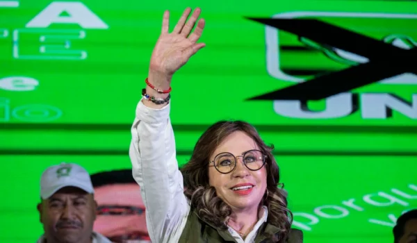 Sandra Torres, candidata presidencial del partido Unidad Nacional de la Esperanza, saluda a sus seguidores durante un acto de campaña en Santa Catarina Pinula, Guatemala, el sábado 17 de junio de 2023.