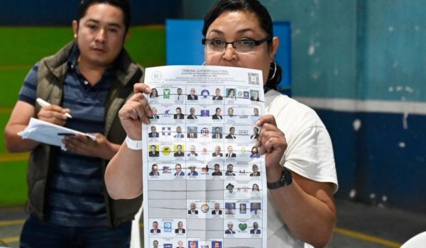 AFP El voto nulo fue la opción con mayor apoyo en la primera vuelta de las presidenciales celebradas este domingo en Guatemala.