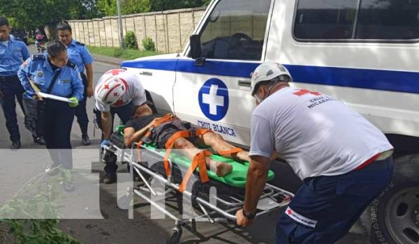 Dictadura comienza a pintar ambulancias con logos de la Cruz Blanca