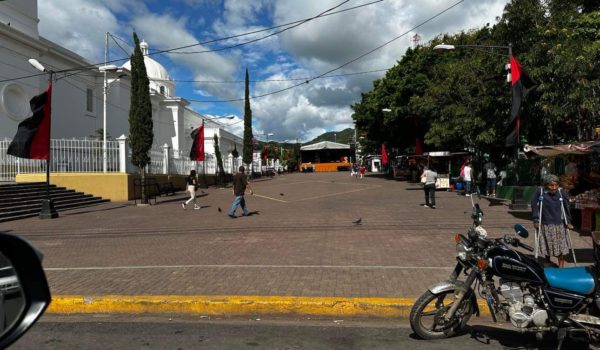 Dictadura coloca pasillo de banderas del FSLN frente a la Catedral de Matagalpa