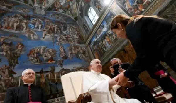 Papa Francisco recibe a unos 200 artistas en la Capilla Sixtina el 23 de junio de 2023. Crédito: Vatican Media