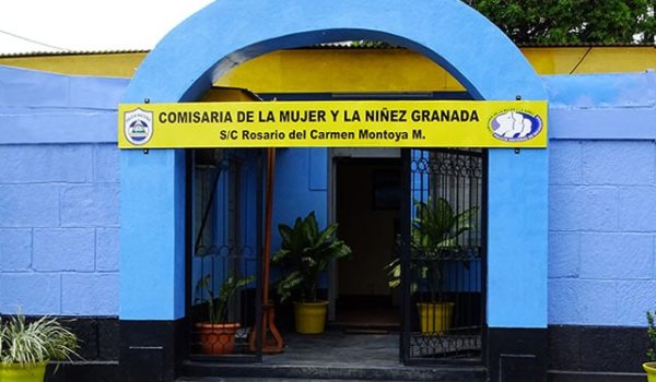 Policía apresa a pareja sospechosa de explotar sexualmente a joven de 18 años