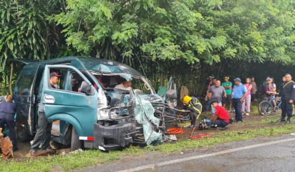 13 lesionados al chocar interlocal contra autobús en la carretera San Marcos-Jinotepe