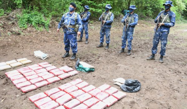 Narcotraficantes disparan contra patrulleros de la Fuerza Naval y abandonan 60 paquetes de cocaína