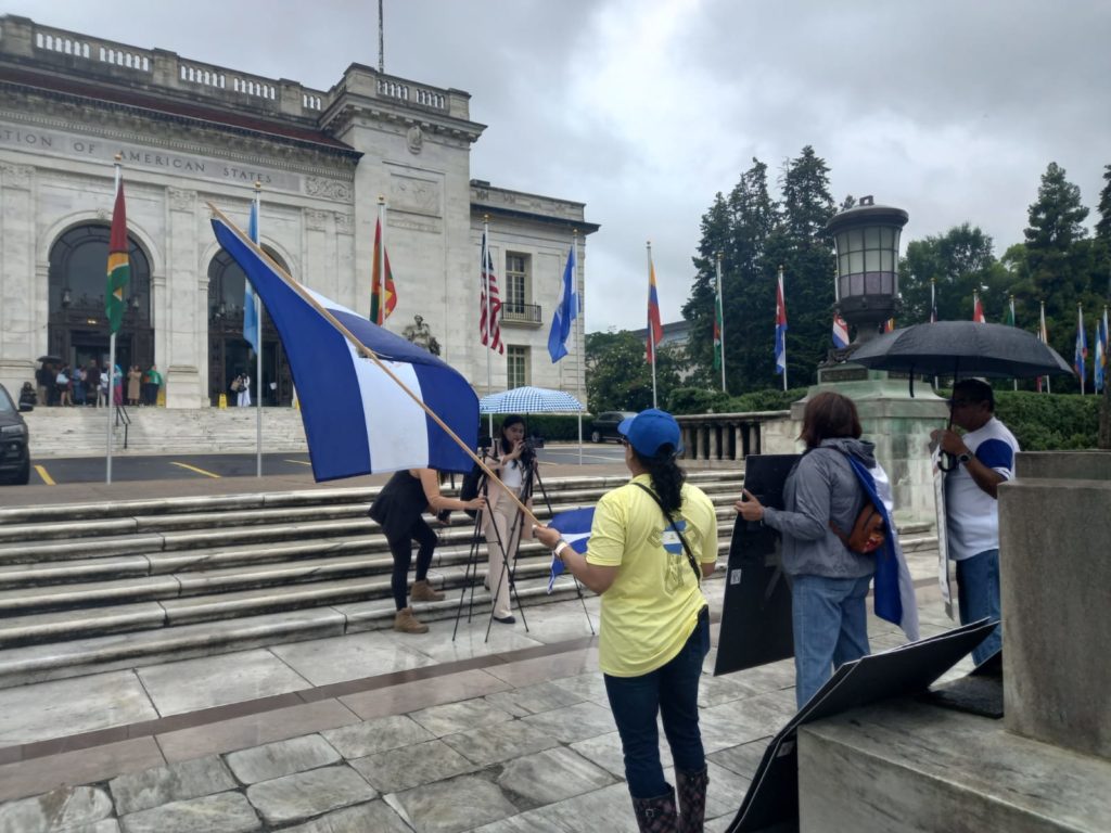 Personas protestan en las afueras del edificio de OEA en Washington