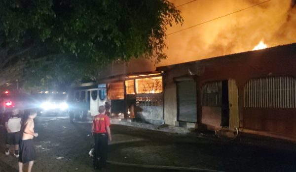Incendio consume tapicería que llevaba 50 años funcionando en el barrio Monseñor Lezcano