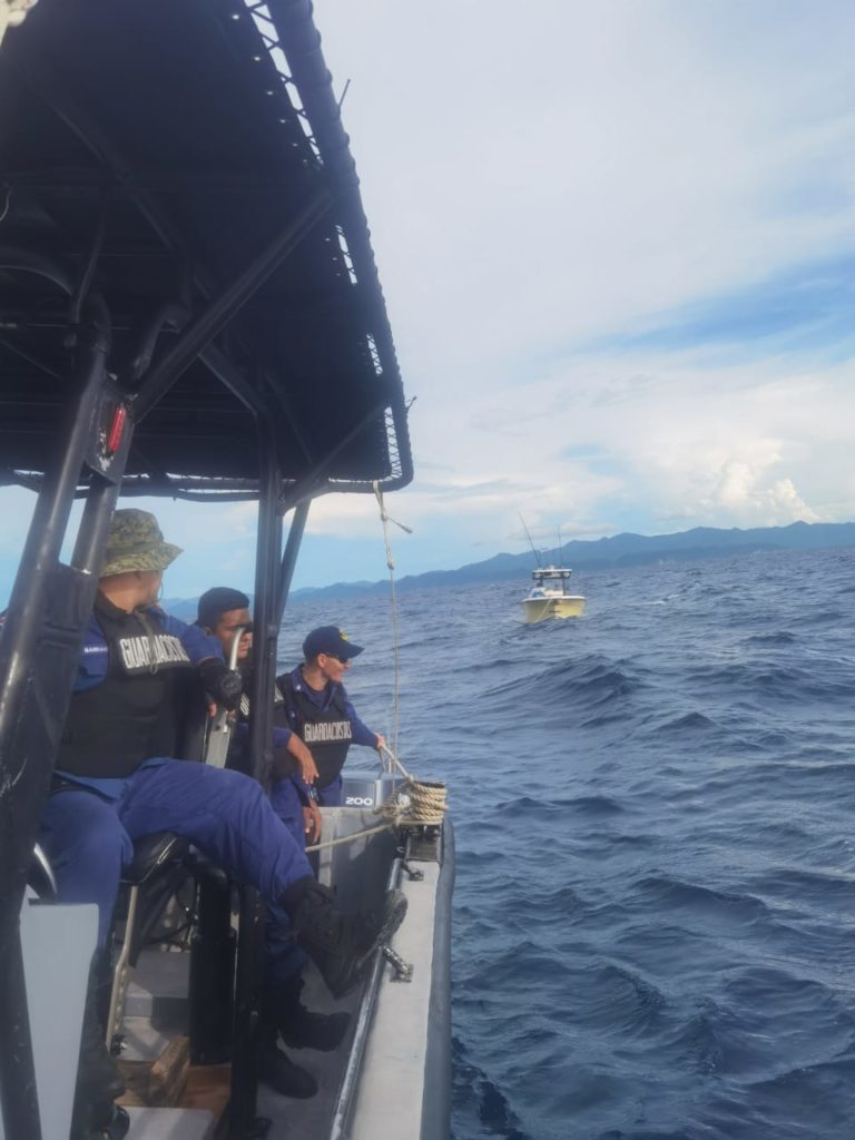 En segundo plano aparece la embarcación deportiva   rescatada por Guardacostas de  Costa Rica. LA PRENSA/ Cortesía