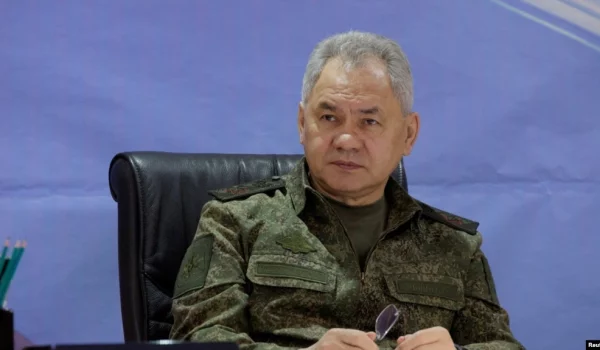 El ministro de Defensa ruso, Sergei Shoigu, visita el puesto de control avanzado de las tropas rusas involucradas en el conflicto entre Rusia y Ucrania, en un lugar desconocido, en esta imagen publicada el 26 de junio de 2023.