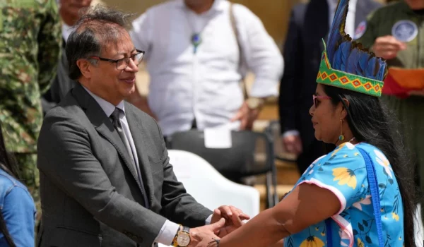 El presidente de Colombia, Gustavo Petro, estrecha las manos con una líder indígena que participó en la búsqueda y rescate de los cuatro niños indígenas que sobrevivieron 40 días en la selva, en Bogotá, Colombia, el lunes 16 de junio de 2023.