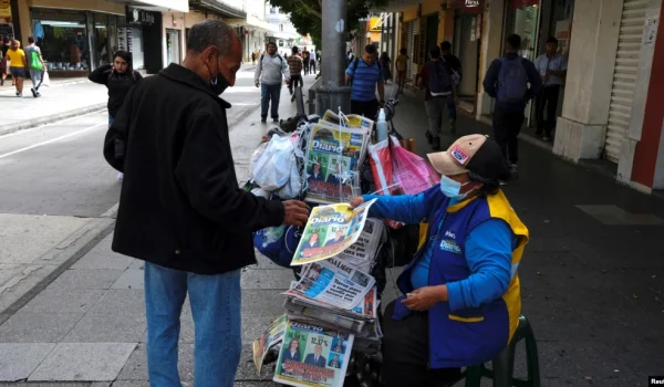 Un hombre compra un periódico, un día después de la primera vuelta de las elecciones presidenciales de Guatemala, en la Ciudad de Guatemala.