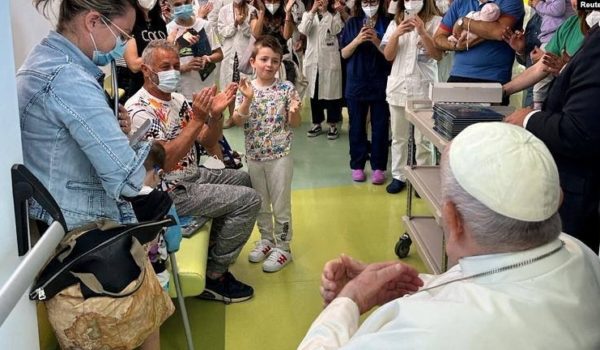 EL papa Francisco visita la sala de oncología infantil del hospital Gemelli de Roma el 15 de junio de 2023.