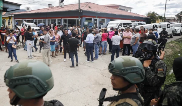 La policía resguarda la entrada de la cárcel de mujeres de Tamara, a las afueras de Tegucigalpa, Honduras, el martes 20 de junio de 2023.