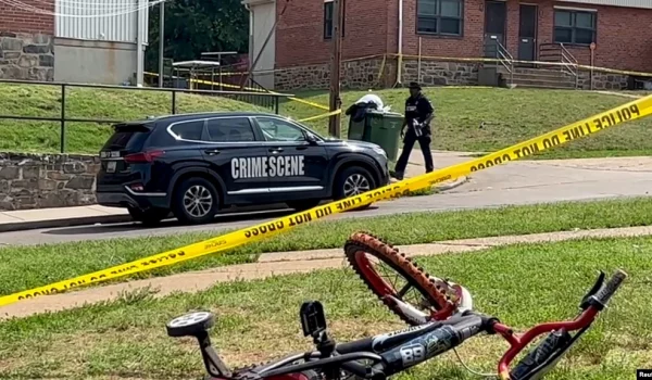Un oficial de policía pasa frente a la bicicleta de un niño después de un tiroteo masivo en la escena de una fiesta del fin de semana festivo del 4 de julio en Baltimore, Maryland, EEUU, el 2 de julio de 2023 en una imagen fija de un video. REUTERS/Stringr