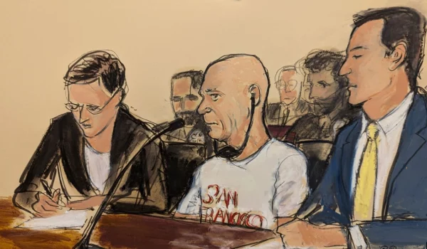 Boceto de la sala del tribunal muestra al mayor general retirado Hugo Carvajal (centro), flanqueado por la abogada defensora Tess Cohen, a la izquierda, y el abogado defensor Zachary Margulis-Ohnuma en una corte federal, el 20 de julio de 2023, en Nueva York, EEUU.
